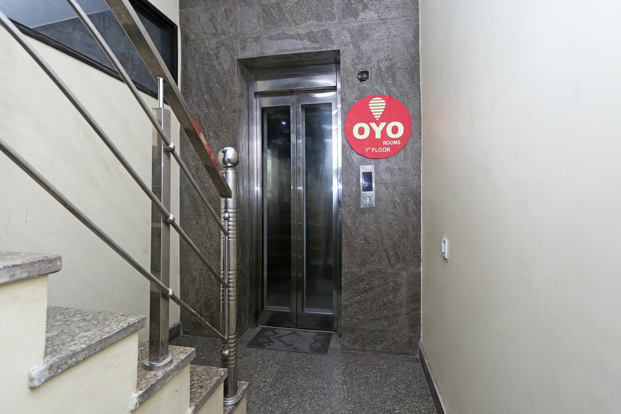 Oyo 4930 Stay Em Residency Nueva Delhi Exterior foto